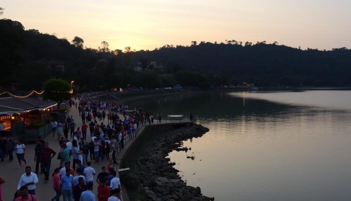 How crowded is Kandy Lake during evenings?